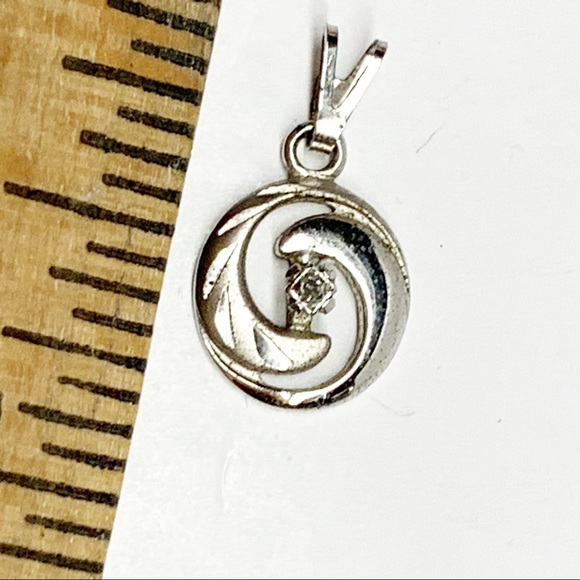 Marvel Jewelry co vintage sterling silver and diamond small swirl design pendant - Picture 3 of 10